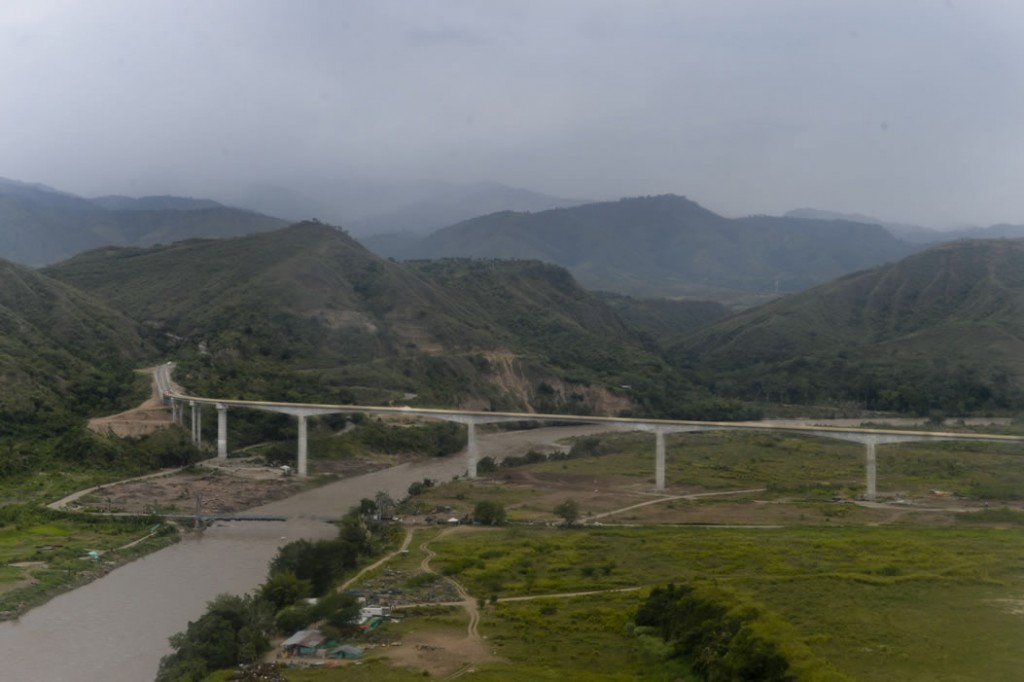 Santos inauguro en el Huila el viaducto mas largo del pais 2