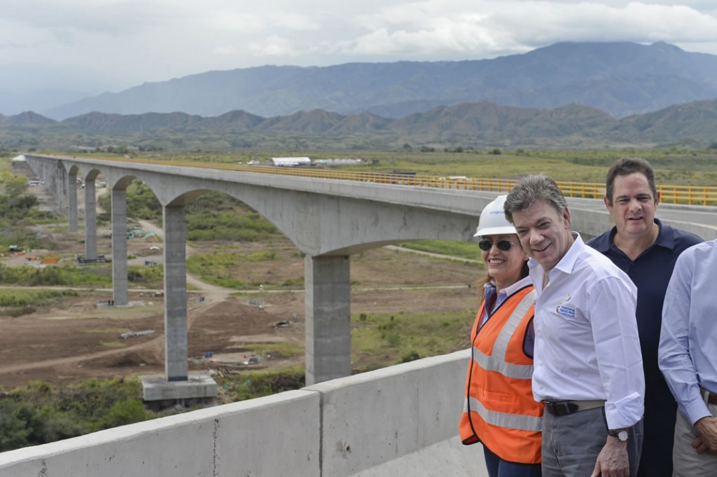Santos inauguro en el Huila el viaducto mas largo del pais 4