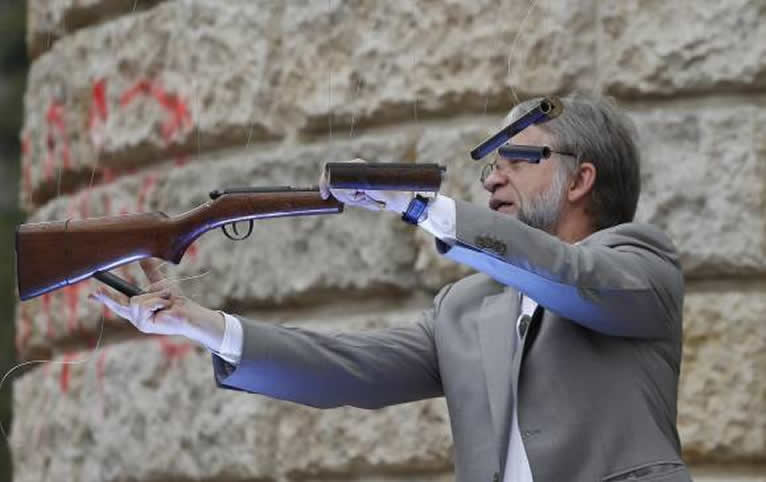mockus-destruye-fusil-como-forma-de-desarme-en-acto-de-apoyo-al-si-1