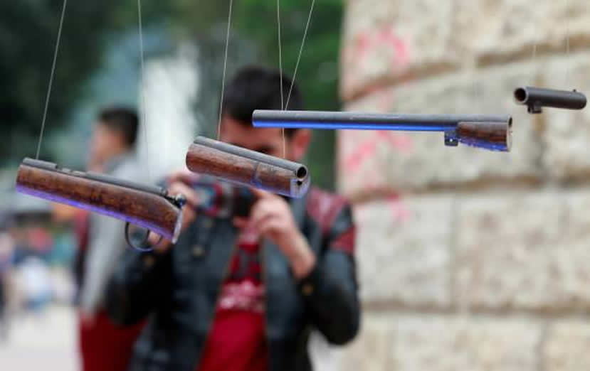 mockus-destruye-fusil-como-forma-de-desarme-en-acto-de-apoyo-al-si-2