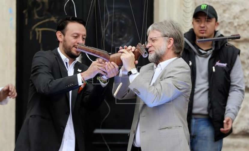 mockus-destruye-fusil-como-forma-de-desarme-en-acto-de-apoyo-al-si-3