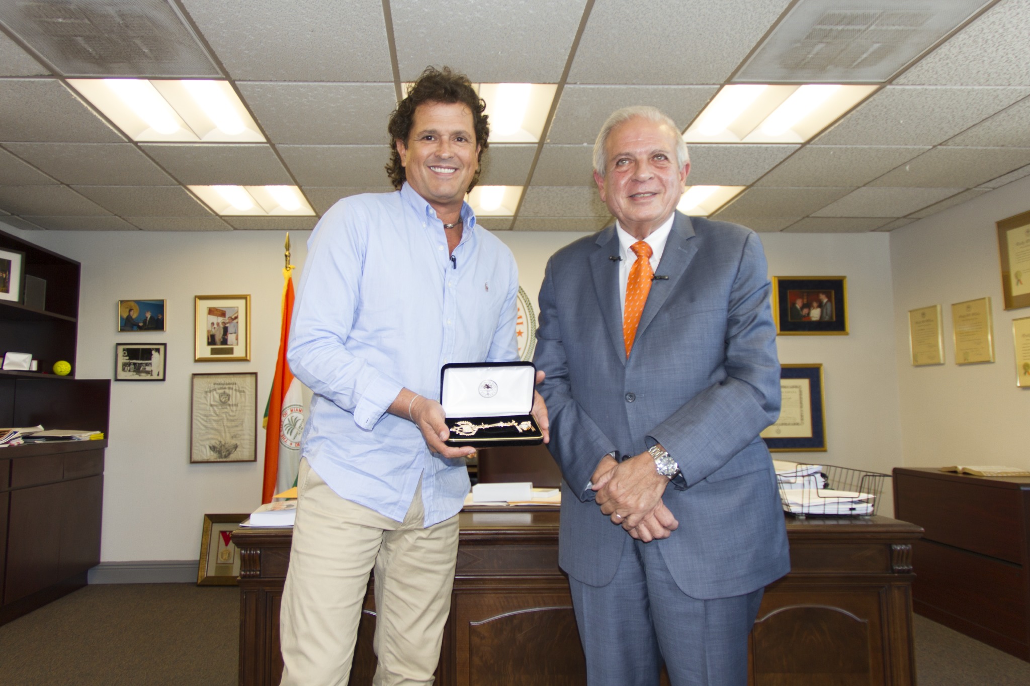 carlos-vives-recibio-las-llaves-de-la-ciudad-de-miami-2