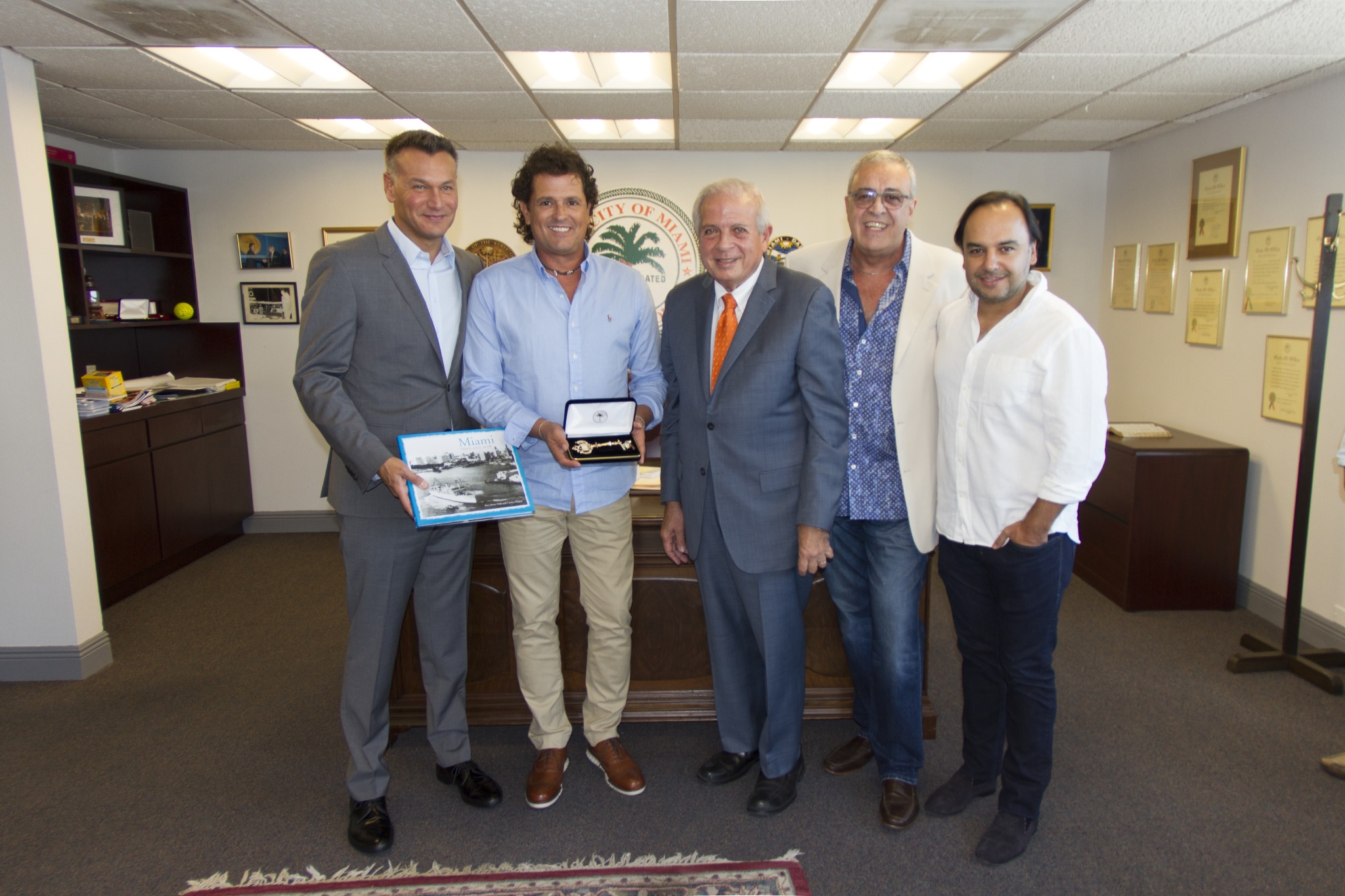 carlos-vives-recibio-las-llaves-de-la-ciudad-de-miami-3
