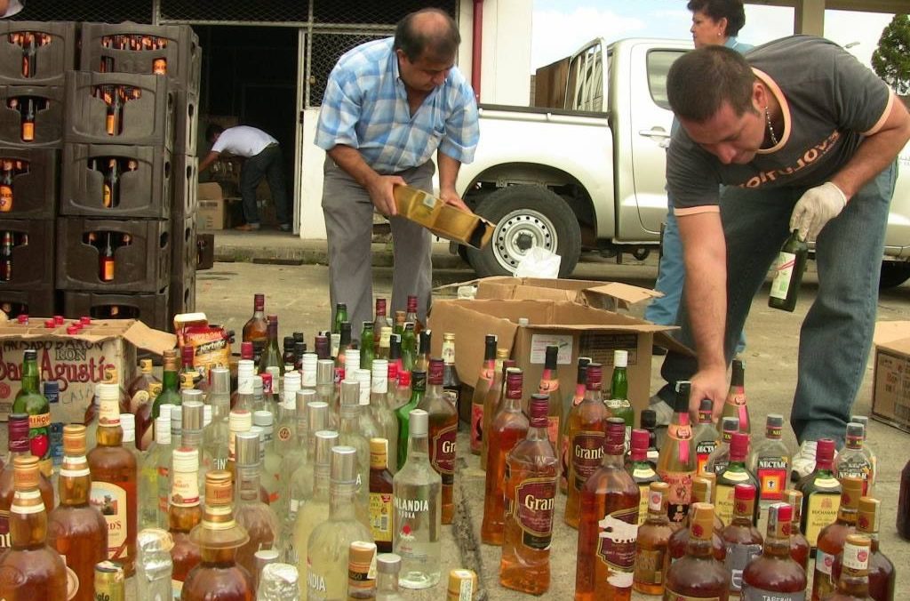 Masiva incautación de licor adulterado en Neiva