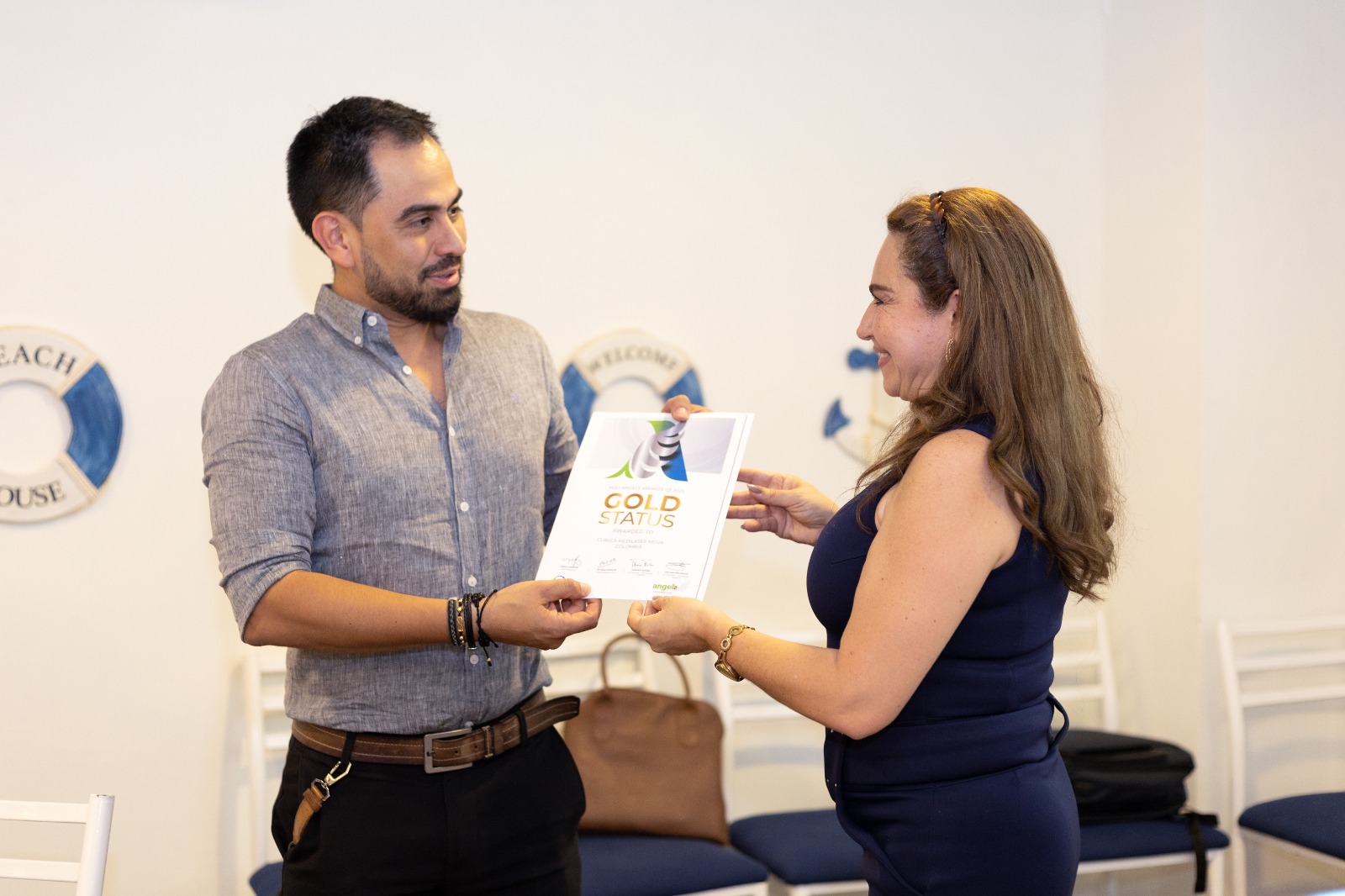 El doctor Juan Diego Fierro recibe la distinción de Angels, Gold Status 2023 de la doctora Andrea Torres Narváez, de Angels Colombia.