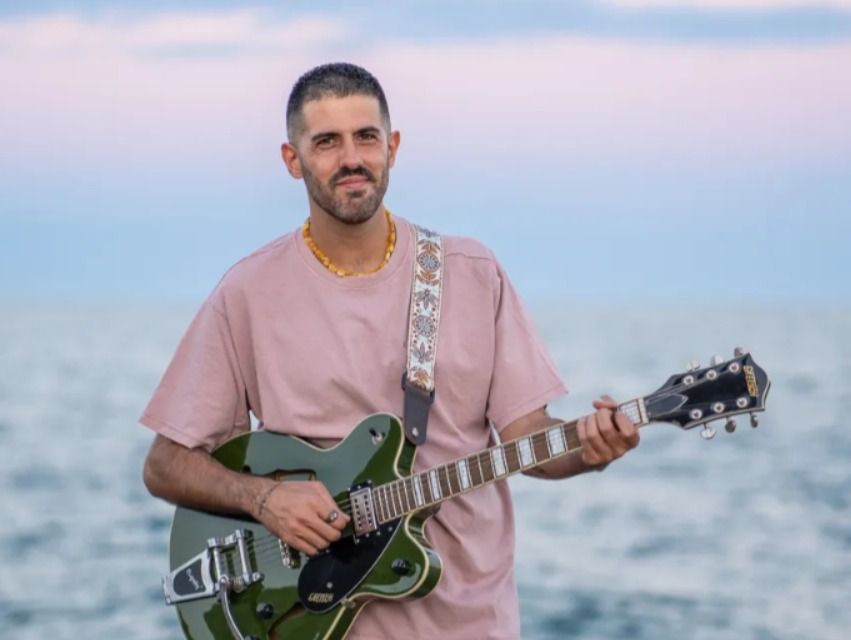 Adrià Salas, líder y miembro fundador de la banda española La Pegatina